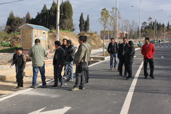 祝賀安寧工業(yè)園區(qū)祿脿公租房配套道路建設(shè)工程完成初驗