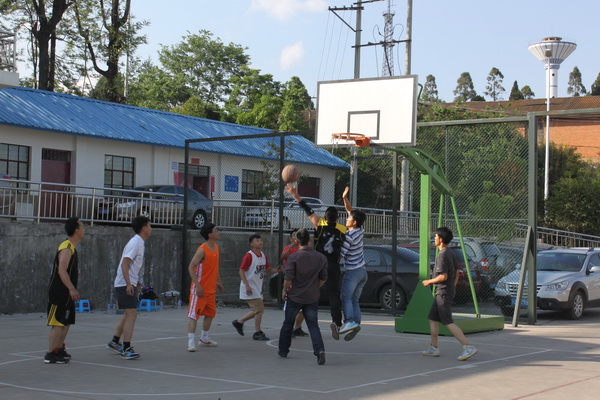 公司與安寧市水務(wù)局舉行籃球聯(lián)誼比賽