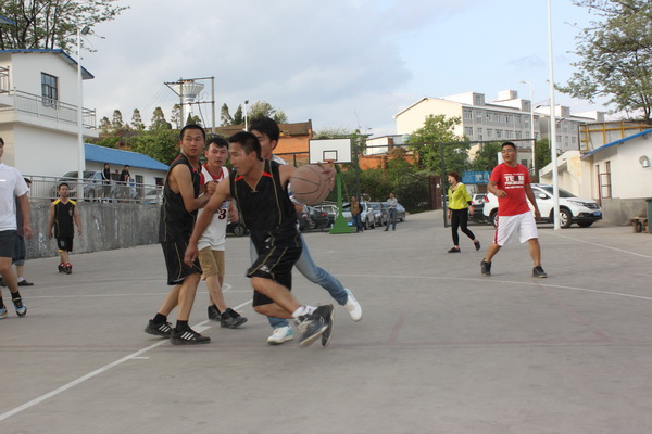 公司與安寧市水務(wù)局舉行籃球聯(lián)誼比賽