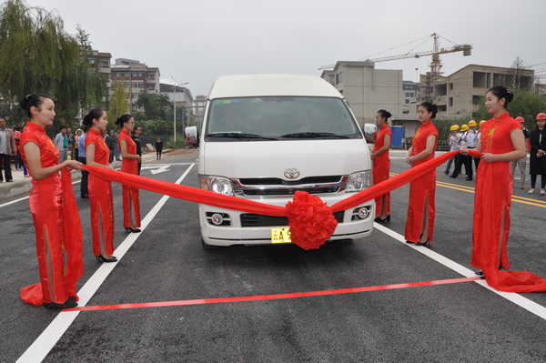 祝賀安寧市龍川西路建設(shè)工程完成初驗(yàn)且正式通車