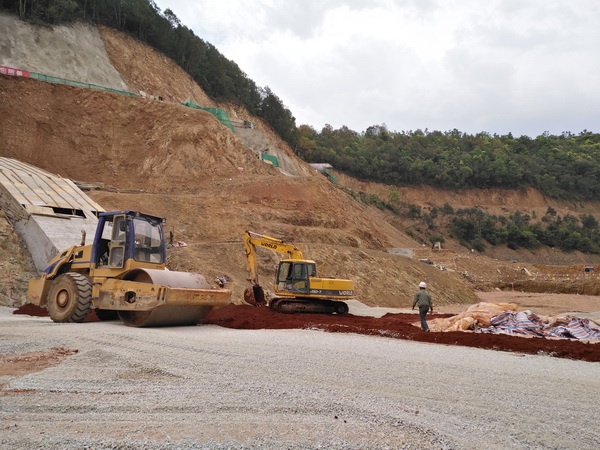 昆明市水務(wù)系統(tǒng)2017年度安全生產(chǎn)學(xué)習(xí)團(tuán)隊(duì)到我司監(jiān)理的小營(yíng)水庫(kù)擴(kuò)建項(xiàng)目參觀