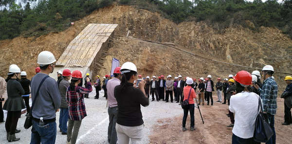 昆明市水務(wù)系統(tǒng)2017年度安全生產(chǎn)學(xué)習(xí)團(tuán)隊(duì)到我司監(jiān)理的小營(yíng)水庫(kù)擴(kuò)建項(xiàng)目參觀