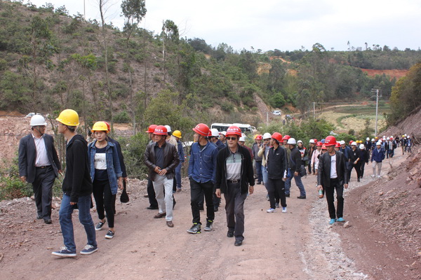 昆明市水務(wù)系統(tǒng)2017年度安全生產(chǎn)學(xué)習(xí)團(tuán)隊(duì)到我司監(jiān)理的小營(yíng)水庫(kù)擴(kuò)建項(xiàng)目參觀