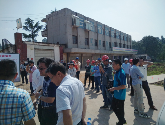 滇中產(chǎn)業(yè)新區(qū)管委會領(lǐng)導(dǎo)到我司監(jiān)理的320國道安寧城區(qū)金方路口至湖東路口段改造工程項目視察