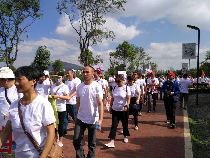 “綠水青山就是金山銀山，文明城市創(chuàng)建你我同參與”綠色出行、千人走寧湖活動(dòng)