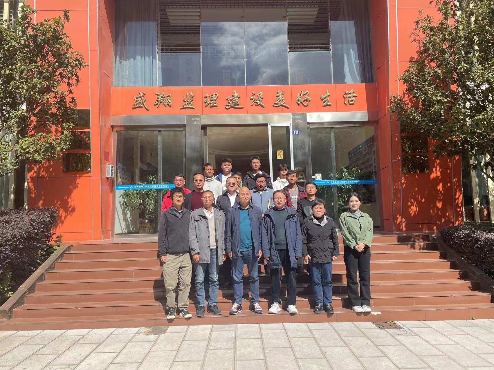 昆明冶金高等?？茖W(xué)校領(lǐng)導(dǎo)蒞臨我公司慰問各級(jí)校友