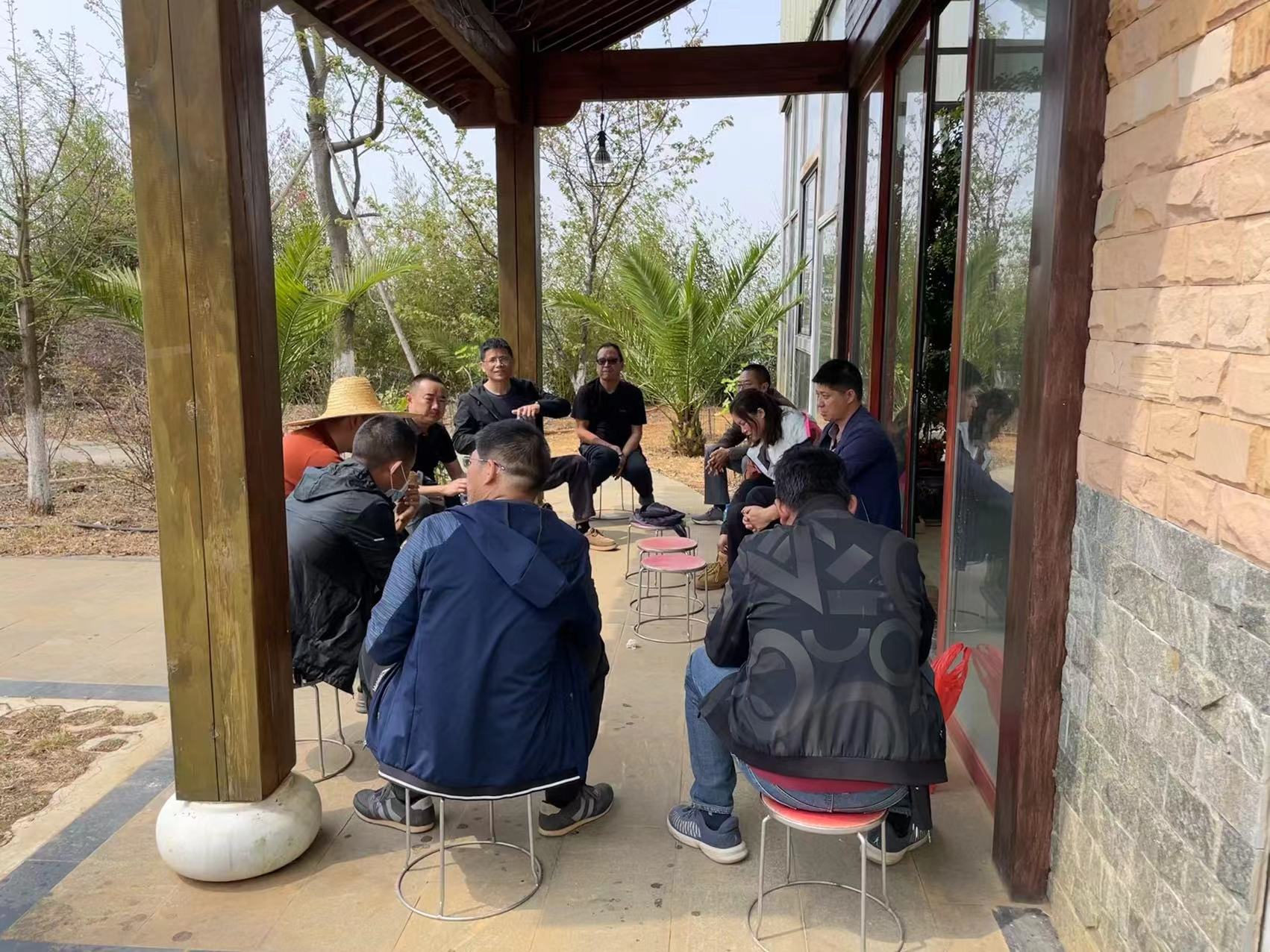 公司領(lǐng)導(dǎo)及各監(jiān)理部負(fù)責(zé)人對(duì)大石莊林地進(jìn)行勘察調(diào)研