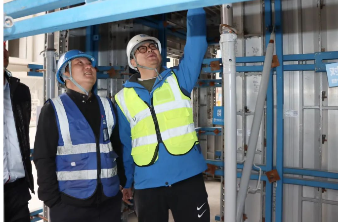 2023年12月由昆明市建筑協(xié)會(huì)組織的質(zhì)量、安全觀摩活動(dòng)在我司監(jiān)理的安寧市官廂街更新改造工程項(xiàng)目順利開(kāi)展